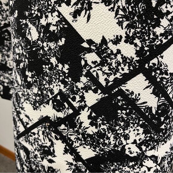 Scoop neck long sleeve floral knee length dress - Picture 5 of 13